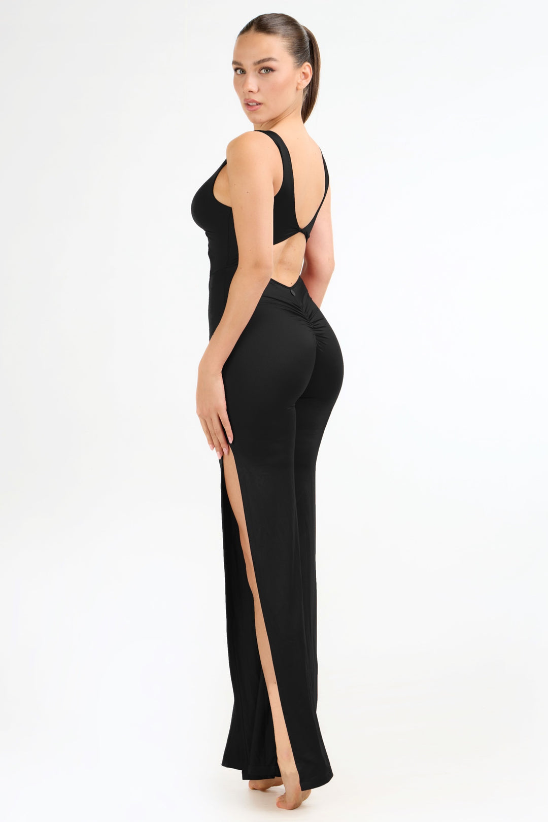 Mono elegante con espalda cruzada